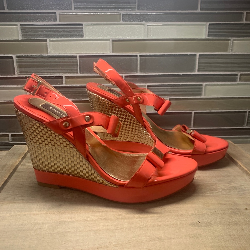White House Black Market Peach Patent Leather Open Toe Wedge Bow Shoes in Size 6 - Picture 4 of 12